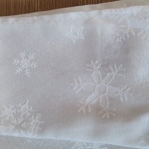 Elegant White Napkins Set Of 4 Snowflake Pattern Holiday